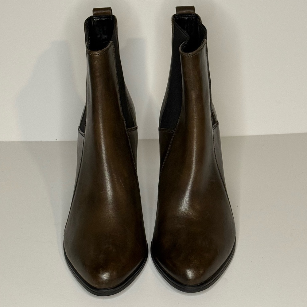 Brown Clarks Artisan Kadri Liana Chelsea Leather Boots size 8 Women’s